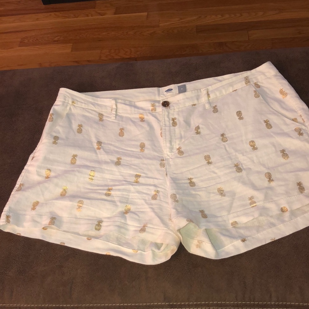 Old Navy white and gold foil stamped pineapple
